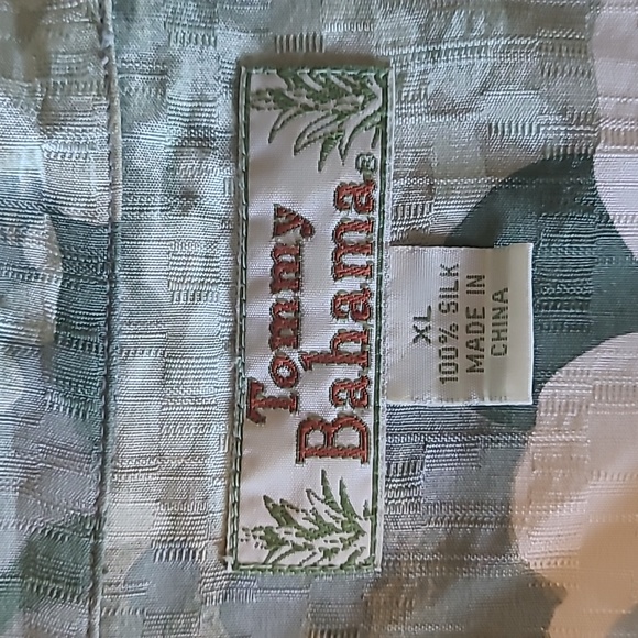 Tommy Bahama Men's XL hawaiin shirt - Picture 2 of 4